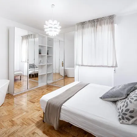 Apartman Deluxe - 2min Sea + Balcone Quartu SantʼElena
